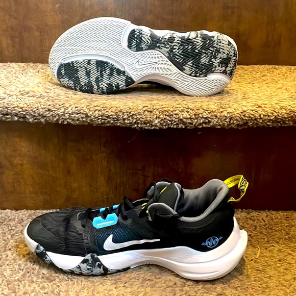 Men’s 9 Giannis Basketball Shoes - Picture 2 of 3